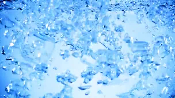 Eiswürfel Mit Luftblasen Ins Wasser Geworfen — Stockvideo