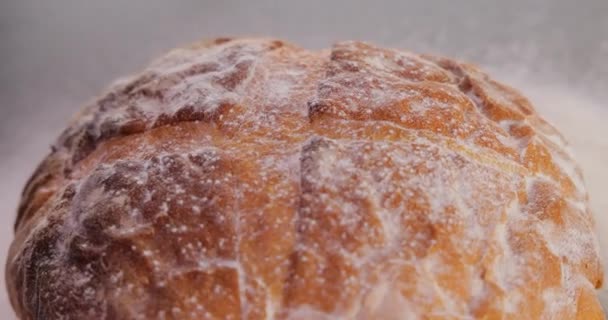 新鲜烤的天然面包在厨房桌子上 — 图库视频影像