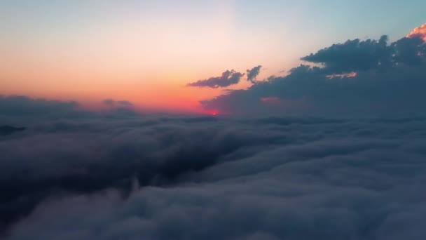Volando Sobre Las Nubes Con Sol Tardío Salida Del Sol — Vídeo de stock