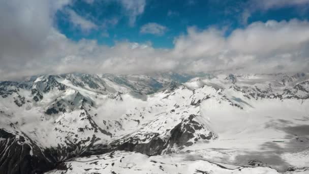 Vol Aérien Travers Les Nuages Montagne Sur Beaux Sommets Enneigés — Video