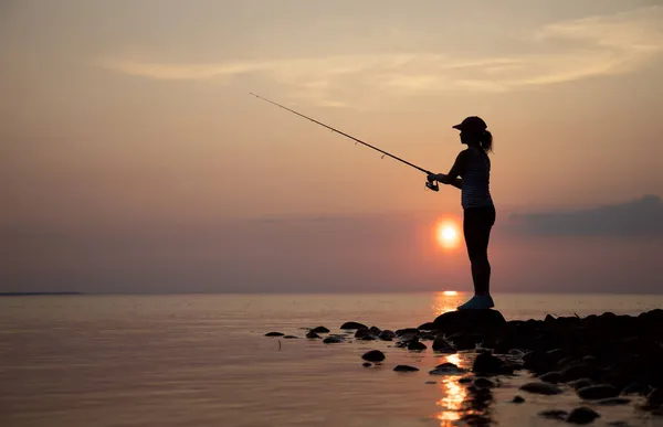 Vrouw Vissen Hengel Spinnen Finland Bij Zonsondergang — Stockfoto