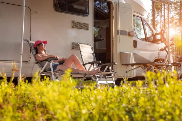 Rodinná Dovolená Cestování Dovolená Výlet Obytném Přívěsu Karavan Auto Dovolená — Stock fotografie