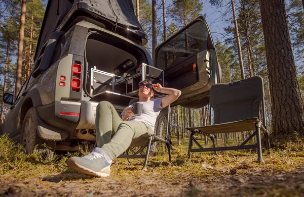 Resa Naturen Med Bil Familjesemester Helgen Kvinnlig Resenär Njuta Kaffe — Stockfoto