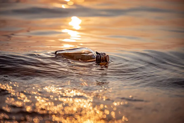 Messaggio Nella Bottiglia Contro Tramonto Del Sole — Foto Stock