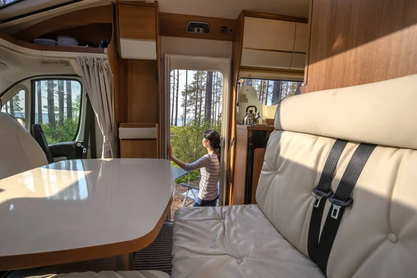 Mulher Interior Uma Caravana Motorhome Com Uma Xícara Café Olhando Imagens Royalty-Free