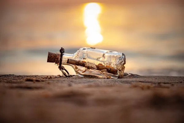 Flaschenpost Gegen Den Sonnenuntergang lizenzfreie Stockbilder