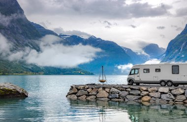 Aile tatili karavanı, karavan gezisi, karavan tatili. Güzel Doğa Norveç Doğal Arazisi.