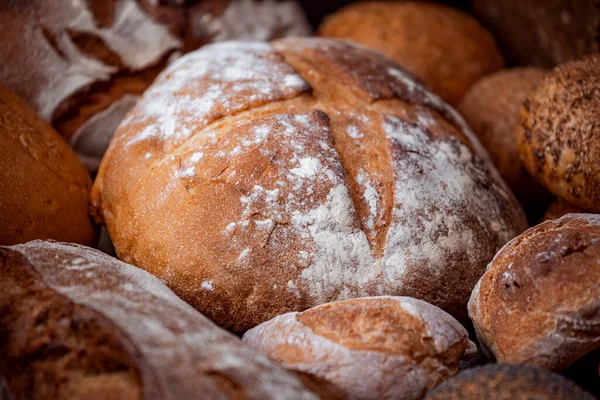Свежеиспеченный Натуральный Хлеб Кухонном Столе — стоковое фото