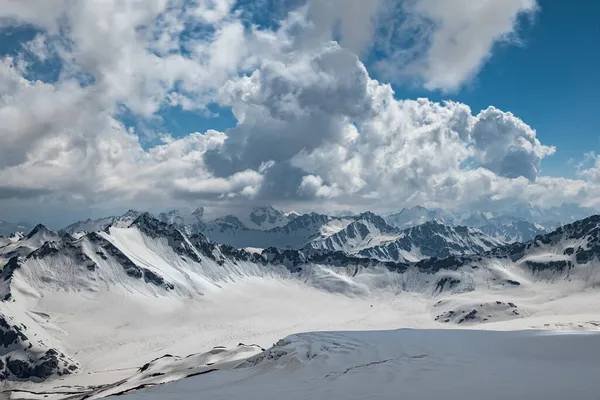 Horské Mraky Nad Krásnými Zasněženými Vrcholky Hor Ledovců Pohled Zasněžené — Stock fotografie