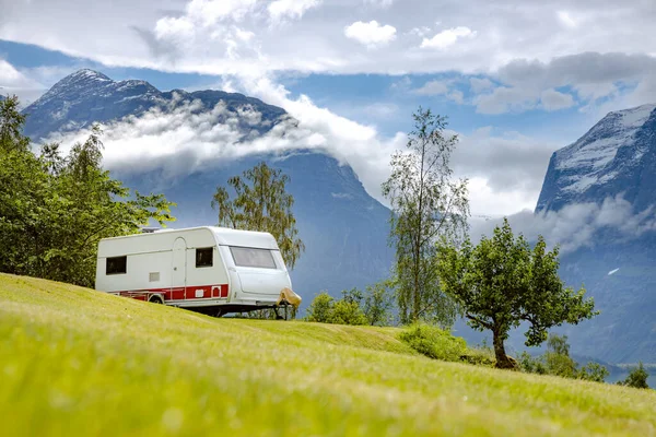 Familienurlaub Reisemobil Urlaubsreise Wohnmobil Caravan Auto Urlaub Schöne Natur Norwegen lizenzfreie Stockbilder