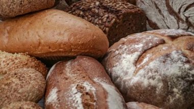 Taze pişmiş doğal ekmek mutfak masasında..