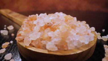 Himalaya pembe tuzu ahşap bir tuza tatlandırmak için kullanılır. Temel olarak pazarlama maliyetleri nedeniyle, pembe Himalaya tuzu masa veya deniz tuzundan 20 kat daha pahalıdır..