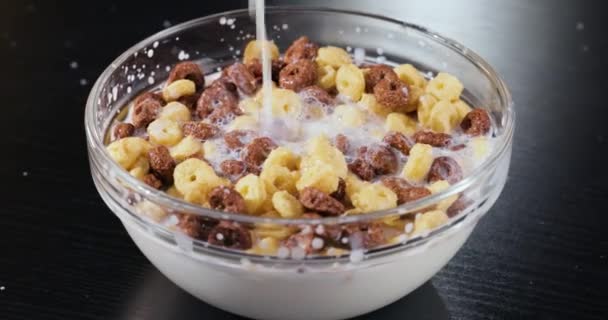 Desayuno Cereales Maíz Chocolate Tazón Con Leche — Vídeos de Stock