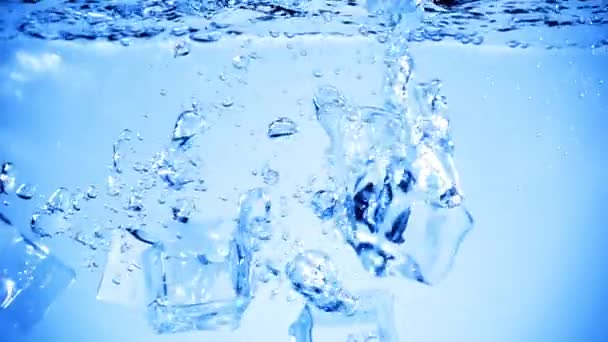 氷のキューブは気泡で水の中に落ちた — ストック動画