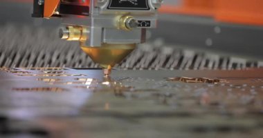 CNC lazer kesimi metal, modern endüstriyel teknoloji. Küçük bir alan derinliği. Uyarı - Zorlu koşullarda otantik atış.