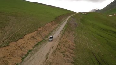 Off road turistleri Highlands 'ta off-road yapıyor. Seyahat ve tatil, uzak bölgelerdeki maceralar..
