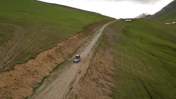 Road Toeristische Auto Rijdt Road Hooglanden Expeditie Reizen Vakantie Avonturen — Stockvideo