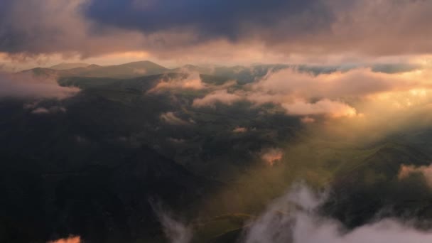 Niskie Chmury Nad Płaskowyżem Górskim Promieniach Zachodu Słońca Zachód Słońca — Wideo stockowe