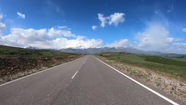 Ponto Vista Dirigir Carro Uma Estrada Monte Elbrus Visível Fundo — Vídeo de Stock