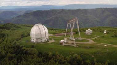 Özel Astrofizik Gözlemevi. Büyük bir teleskopla yer tabanlı evren gözlemleri için astronomik merkez..