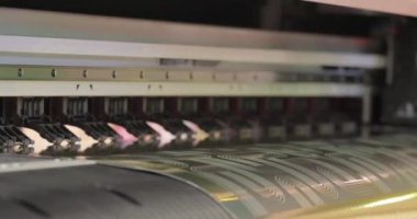 Modern Dijital Büyük UV yazıcısı. Üretim teknolojileri basılıyor. UV iğneleme, düşük yoğunluklu ultraviyole ışığın UV tedavi edilebilir mürekkebe uygulanması işlemidir.