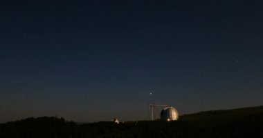 Özel Astrofizik Gözlemevi 'nin hızlandırılmış izleme görüntüsü. Büyük bir teleskopla yer tabanlı evren gözlemleri için astronomik merkez..