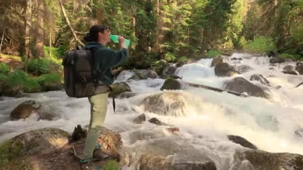 Viaggiatore Femminile Con Uno Zaino Acqua Potabile Nella Natura Nella — Video Stock