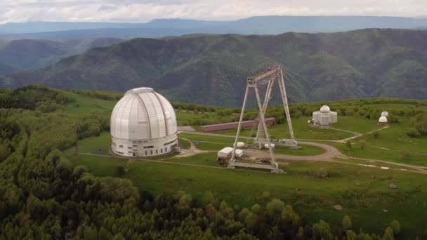 Özel Astrofizik Gözlemevi Büyük Bir Teleskopla Yer Tabanlı Evren Gözlemleri — Stok video