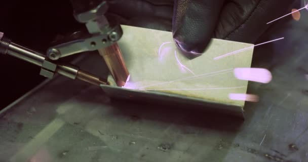 Laser Mesin Las Dengan Pistol Genggam Pengelasan Laser Ditampilkan Dalam — Stok Video