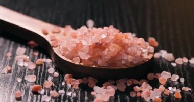 Himalaya pembe tuzu ahşap bir tuza tatlandırmak için kullanılır. Temel olarak pazarlama maliyetleri nedeniyle, pembe Himalaya tuzu masa veya deniz tuzundan 20 kat daha pahalıdır..