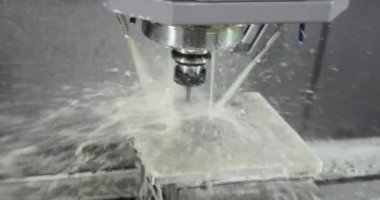 Metal işleten CNC değirmen makinesi. Metal modern işleme teknolojisinin kesilmesi Endüstriyel Detayları Yapıyor.