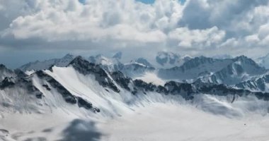 Dağların, dağların, buzulların ve dağların tepelerinin üzerinden uçarak..