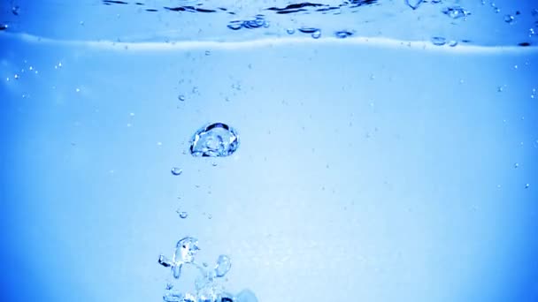 Eiswürfel Mit Luftblasen Ins Wasser Geworfen — Stockvideo