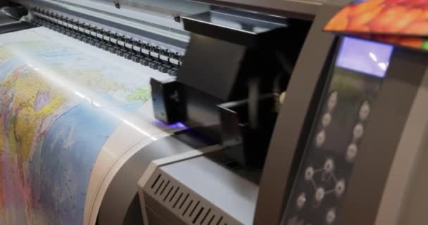 現代のデジタル大型Uvプリンター 印刷技術 Uvピン止めとは 紫外線硬化型インクに低強度紫外線を照射するプロセスのことです — ストック動画