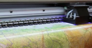 Modern Dijital Büyük UV yazıcısı. Üretim teknolojileri basılıyor. UV iğneleme, düşük yoğunluklu ultraviyole ışığın UV tedavi edilebilir mürekkebe uygulanması işlemidir.