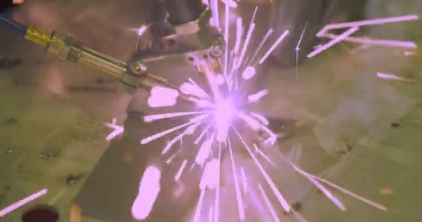 Лазерная Сварочная Машина Ручным Пистолетом Лазерная Сварка Показана Крупным Планом — стоковое видео