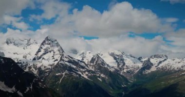 Dağların, dağların, buzulların ve dağların tepelerinin üzerinden uçarak..