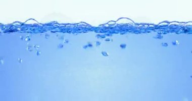 Sudaki birçok kabarcık yavaş çekimde kabarcıklarla soyut su dalgalarını birbirine yaklaştırır.