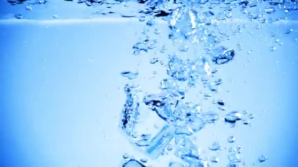 Cubos Hielo Arrojados Agua Con Burbujas Aire — Vídeo de stock