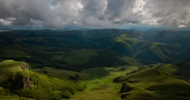Alacsony Felhők Hegyvidéki Fennsík Felett Naplemente Sugaraiban Sunset Bermamyt Plateau — Stock videók