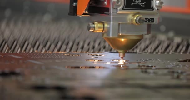 Cnc Laser Cut Metal Сучасна Індустріальна Технологія Невелика Глибина Поля — стокове відео