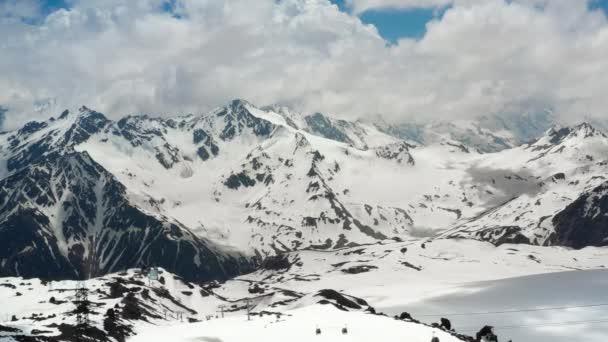 Vol Aérien Travers Les Nuages Montagne Sur Beaux Sommets Enneigés — Video