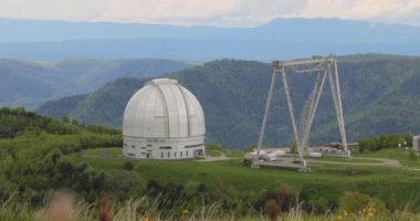 Özel Astrofizik Gözlemevi. Büyük bir teleskopla yer tabanlı evren gözlemleri için astronomik merkez..