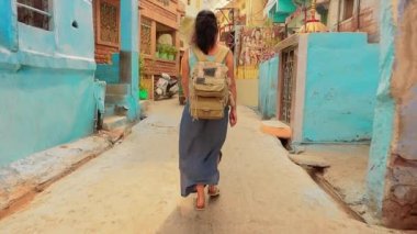 Kadın turist bir Hint şehrinin sokaklarında yürüyor. Rajasthan, Hint Jodhpur da mavi şehir.