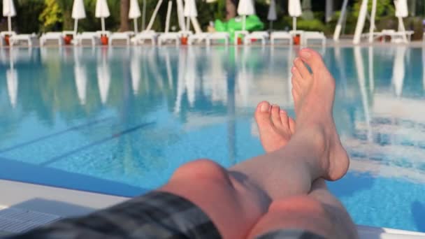 男子脚踏在游泳池的后面 度假时放松 — 图库视频影像