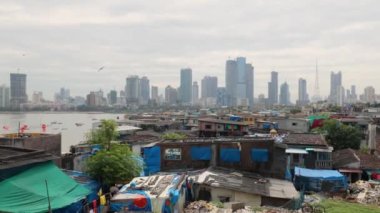 Dhobi Ghat (Mahalaxmi Dhobi Ghat), Hindistan 'ın Mumbai şehrinde bulunan bir açık hava çamaşırhanesidir. Dhobi olarak bilinen çamaşır makineleri Mumbai 'deki otel ve hastanelerden temiz çamaşır ve çarşaf almak için açıkta çalışırlar..