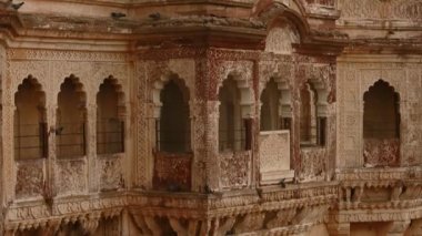Jodhpur, Hindistan 'daki Mehrangarh Kalesi. Mehrangarh sınırları içinde, karmaşık oymaları ve geniş avlularıyla bilinen birkaç saray ve çeşitli eserlerin bulunduğu bir müze bulunmaktadır..