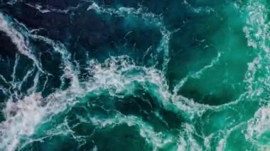 Nehrin ve denizin dalgaları yüksek gelgit ve alçak gelgit sırasında bir araya gelir. Saltstraumen girdabı, Nordland, Norveç girdapları