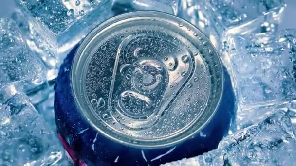 氷の上のソフトドリンクのアルミソーダ缶蓋が円の周りを回っています — ストック動画