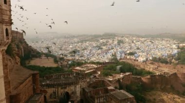 Jodhpur (ayrıca mavi şehir), Hindistan 'ın Rajasthan eyaletinin ikinci büyük şehridir. Görünüm Mehrangarh Kalesi 'nden.